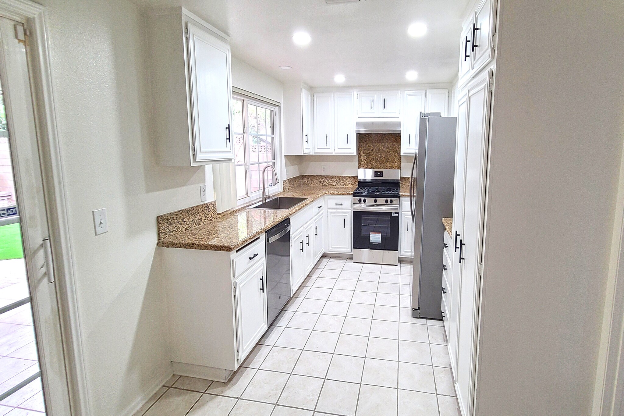 Building Photo - 10000 Hanna Ave