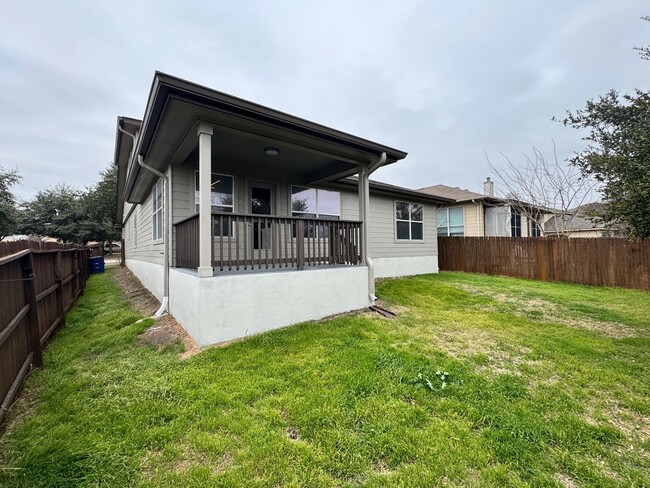 Building Photo - Ready for Move In! Nice & Large 5 bedroom ...