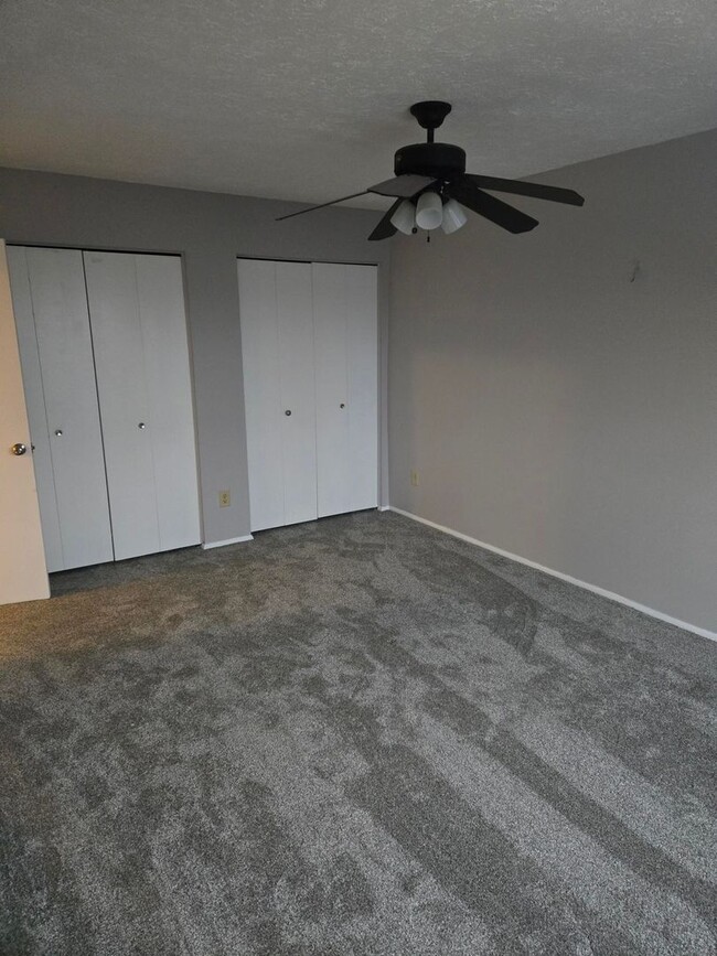 Building Photo - Spacious 3 bedroom townhouse