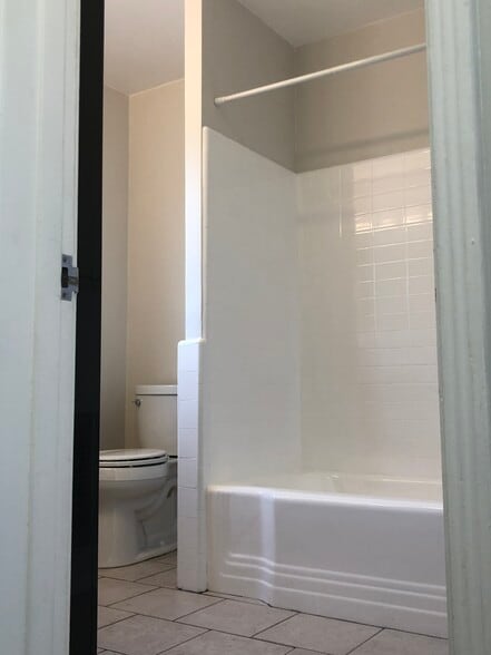 Shower and toilet - 1033 Pearl St