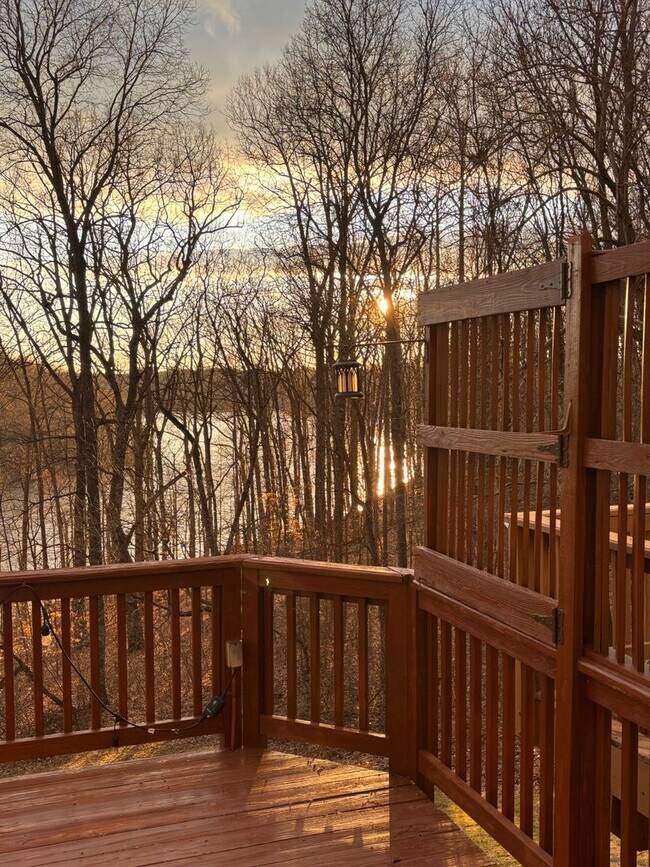 Building Photo - Beautiful 3 level END UNIT townhouse that ...