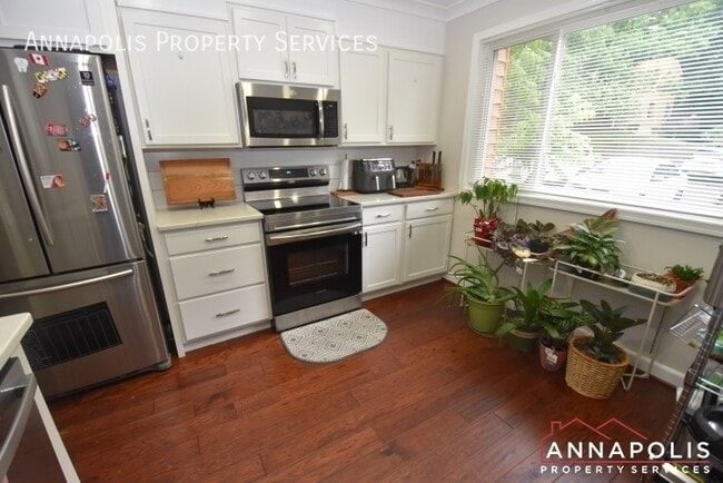 Building Photo - 1110 Commanders Way S