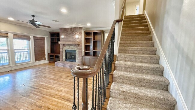 Building Photo - 1501 NE Greenbrier Ct