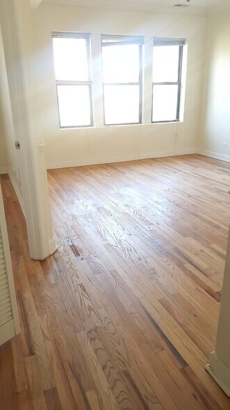 Building Photo - 2243 W Rosemont Ave