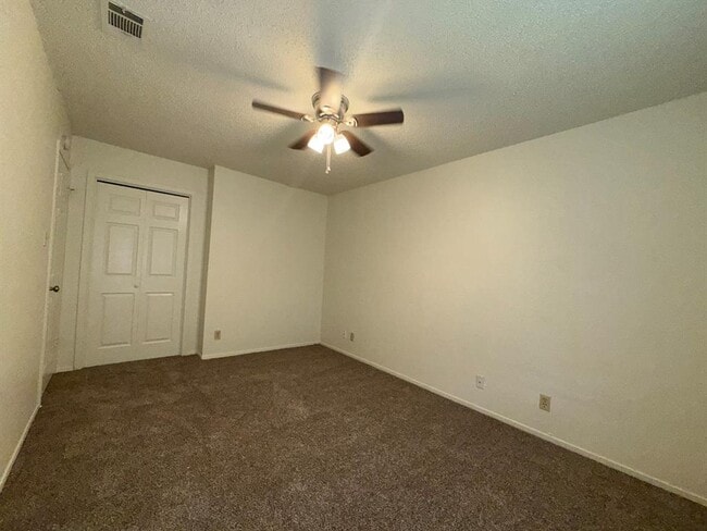 Building Photo - 5501 Rose Hill Cir