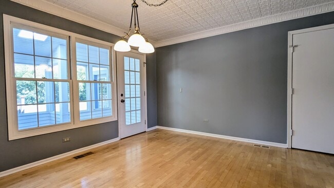 Building Photo - 12 Oneida Ln