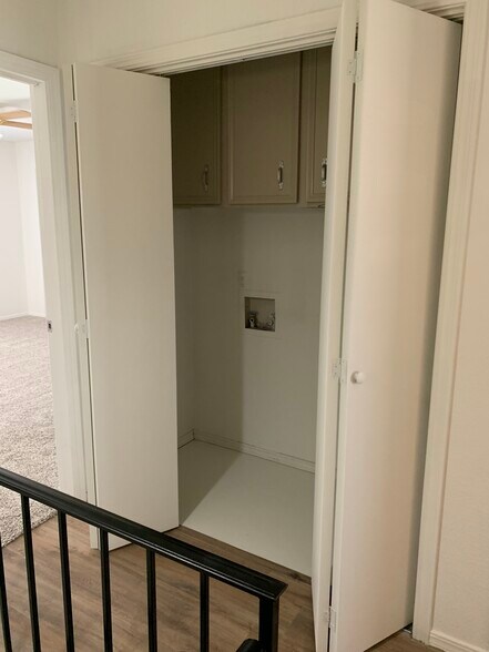 Building Photo - 902 W Edgewater St