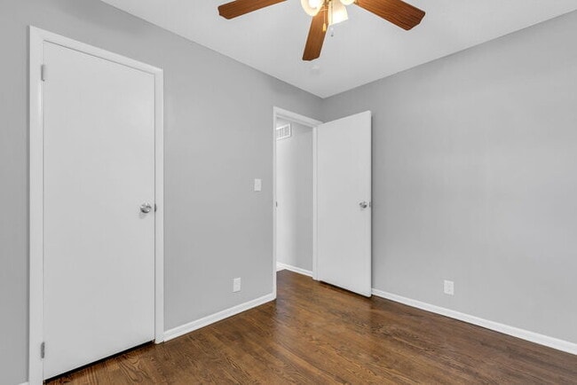 Building Photo - 4 bed, 2 bath, updated interior, AVAILABLE...