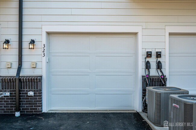 Building Photo - 323 Sadie Cir