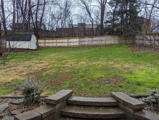 Building Photo - Great school district, three bedroom two b...