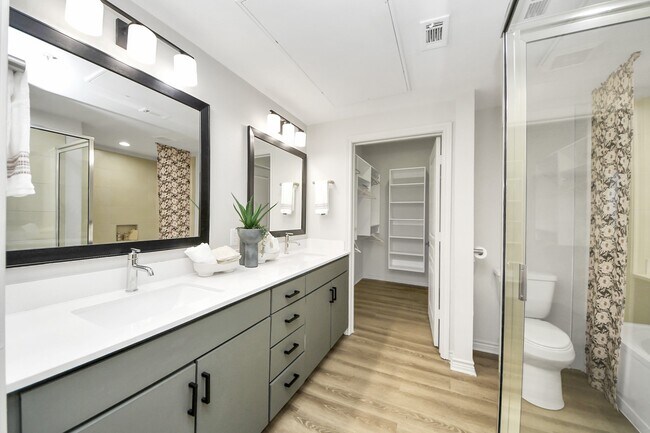 Building Photo - 3003 Memorial Ct