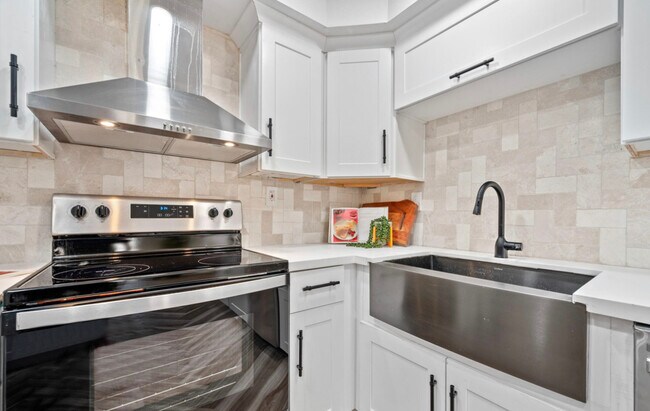 Building Photo - 7930 E Camelback Rd