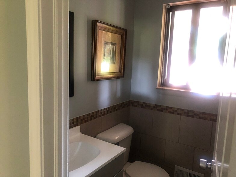 Building Photo - 10255 Wayne Rd