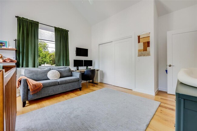 Building Photo - 2709 E 14th St