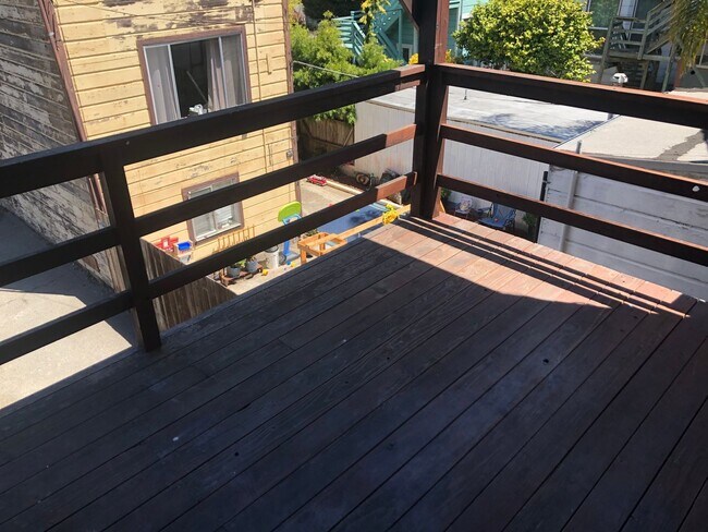 Building Photo - Remodeled top floor rent controlled apartm...