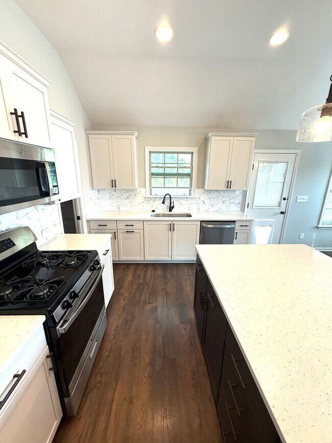 Building Photo - ** 3 Bed 2 Bath located in StoneyBrooke Pl...