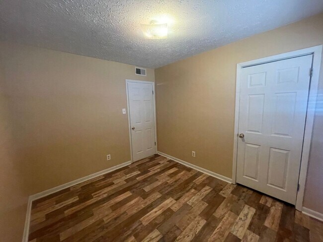 Building Photo - 917 Johnson St