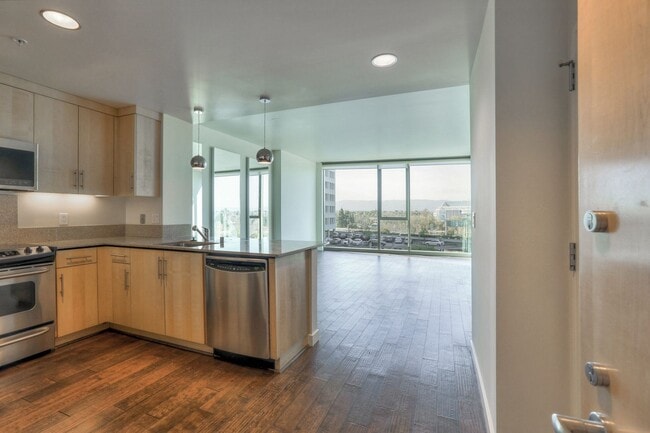 Building Photo - Gorgeous 1 Bedroom Condo with Floor to Cei...