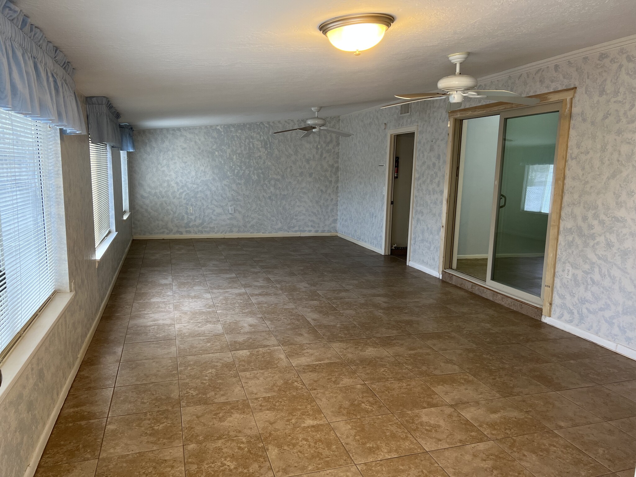 Family room - 10946 W Canterbury Dr