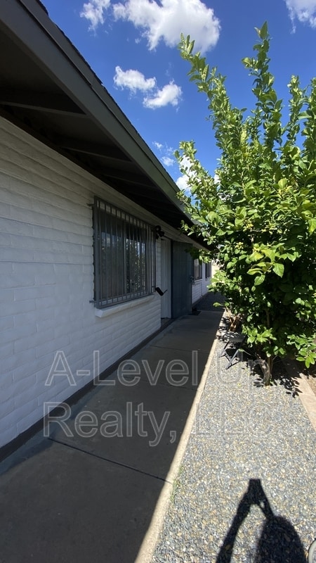 Building Photo - 1027 S Santa Rita Ave
