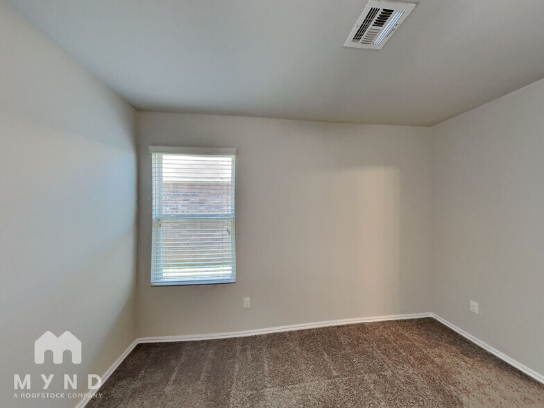 Building Photo - 1716 Lanesboro Dr