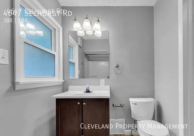 Building Photo - Wonderful North Olmsted Home