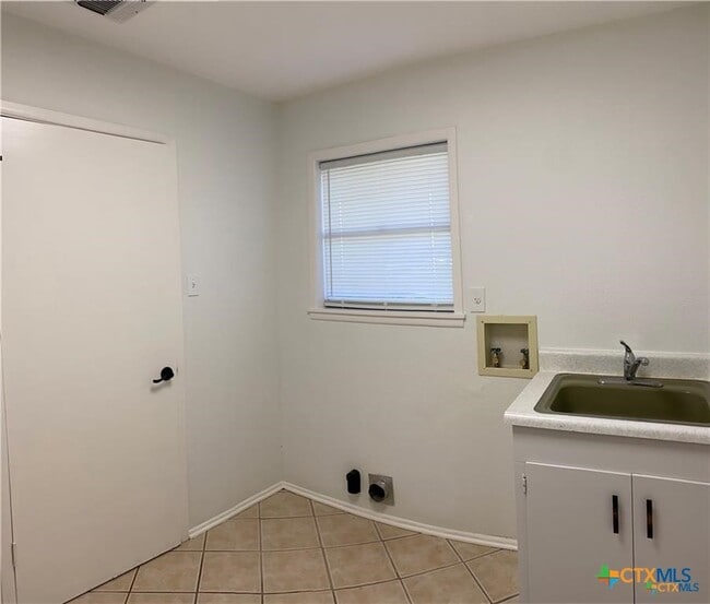 Building Photo - 1250 E Common St