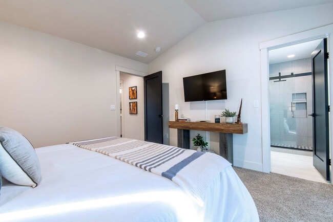 Building Photo - 690 Stone Peak Lp