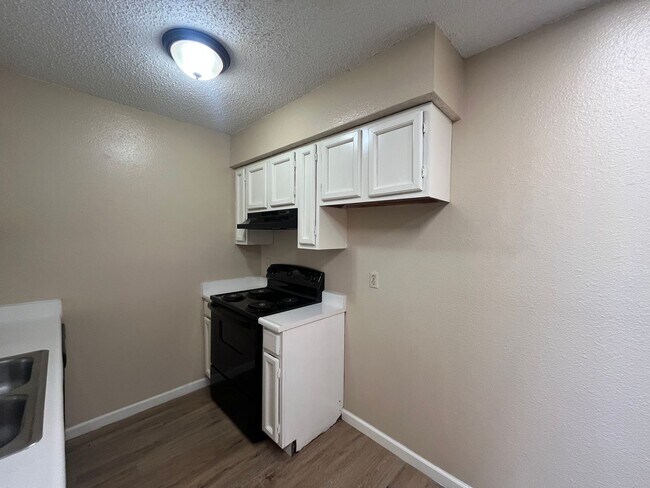 Building Photo - 5525 Lochmoor