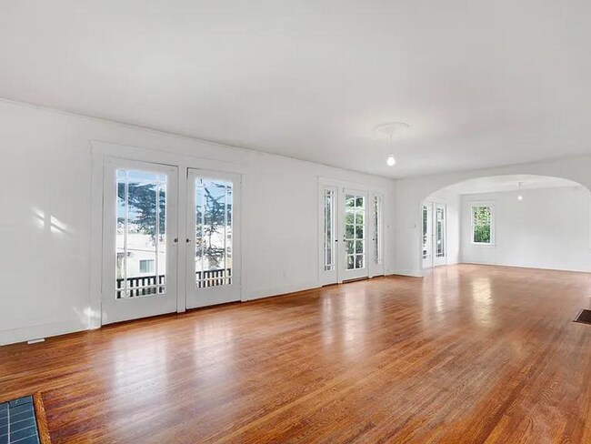 Building Photo - 1044 Manzanita St