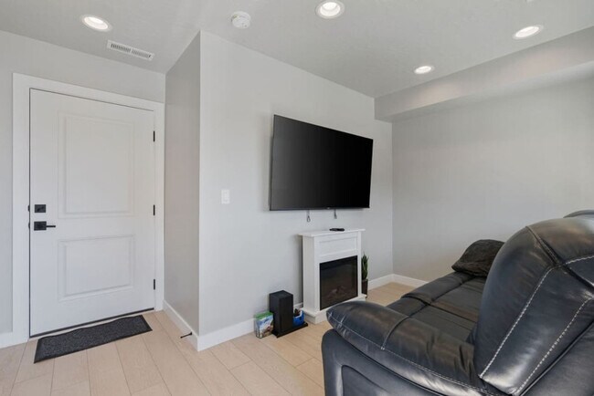 Building Photo - 6831 Silver Creek Dr
