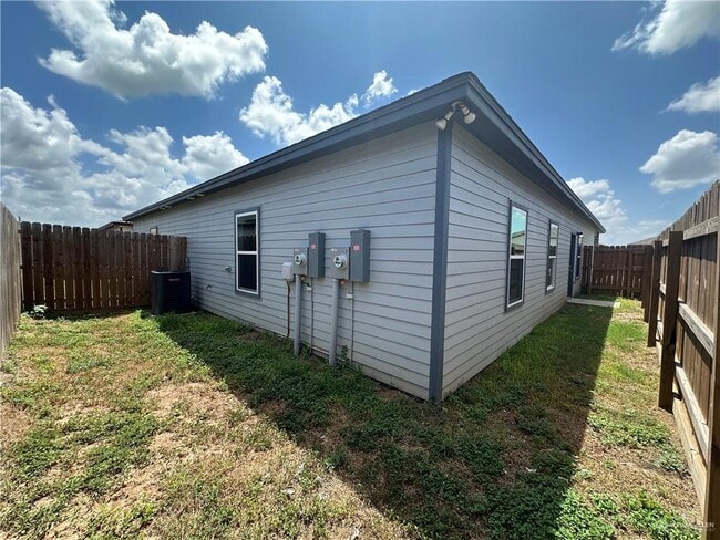 Building Photo - 2326 S Vly Cir