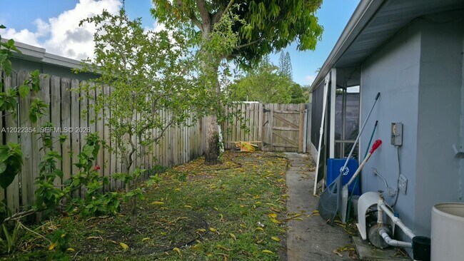 Building Photo - 3610 SW 39th Ave