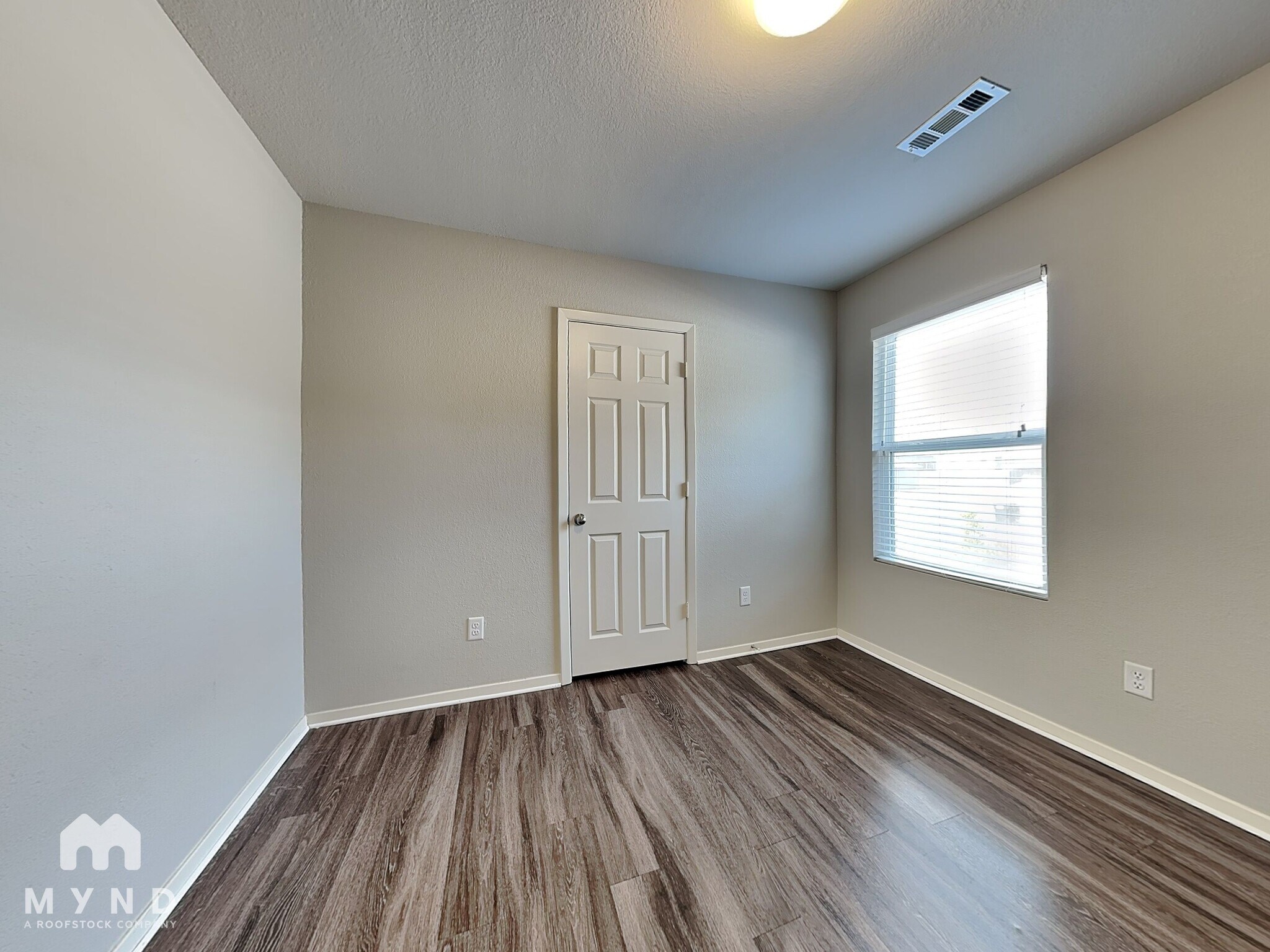 Building Photo - 9208 Pleasant Valley Dr