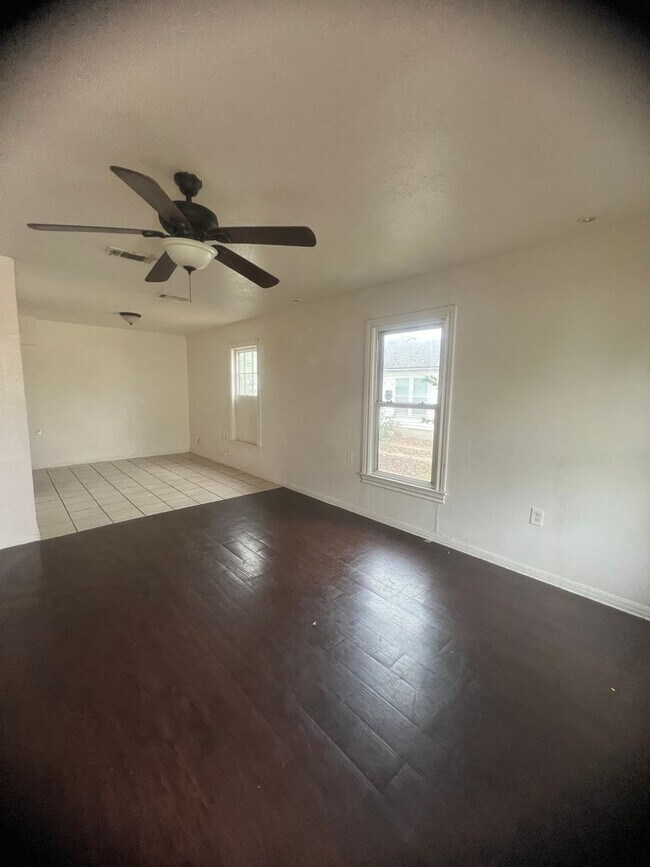 Building Photo - 4 Bedroom House/Section 8 Accepted