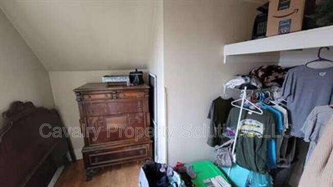 Building Photo - 617 E 8th St