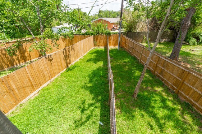 Building Photo - 618 Maple Way