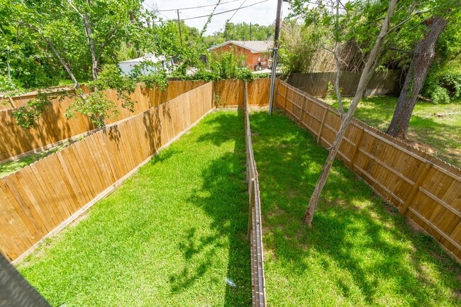 Building Photo - 618 Maple Way St