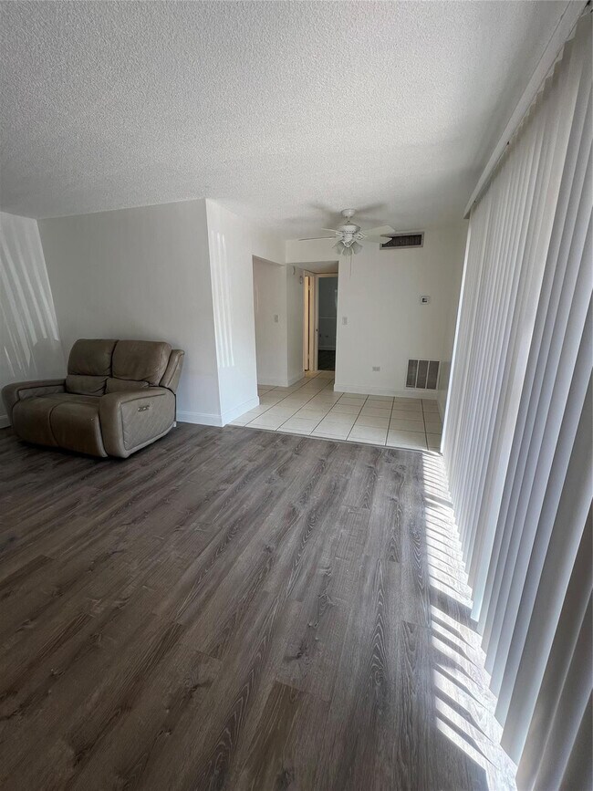 Building Photo - 2797 NE 51st St