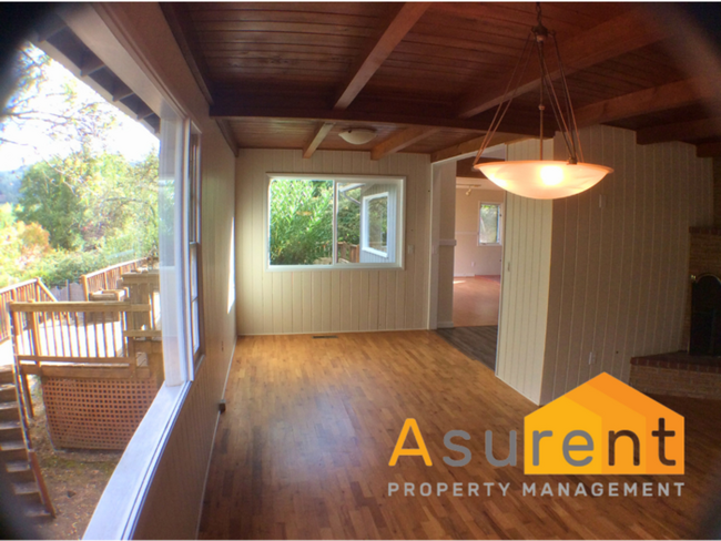 Building Photo - 3-Bedroom/2-Bathroom Home with Amazing Vie...