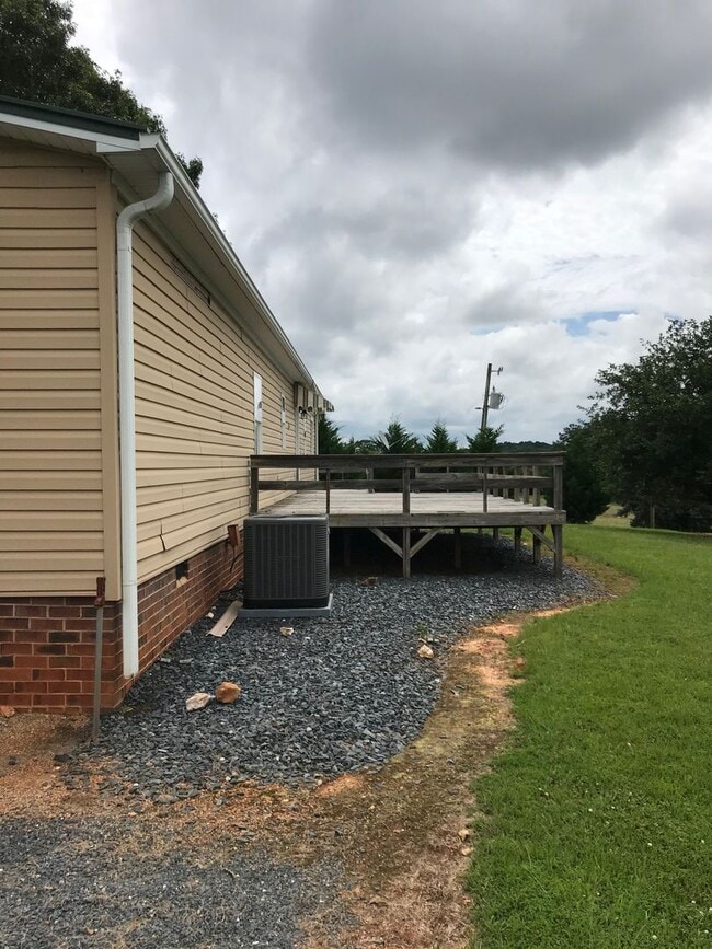 Building Photo - 2 bed 2 bath mobile home in country setting.