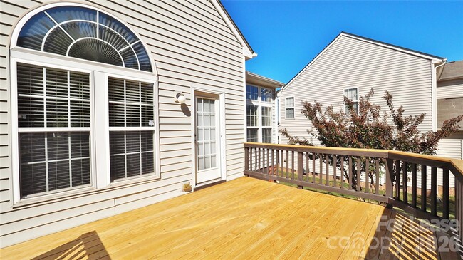Building Photo - 6860 Lakecrest Ct