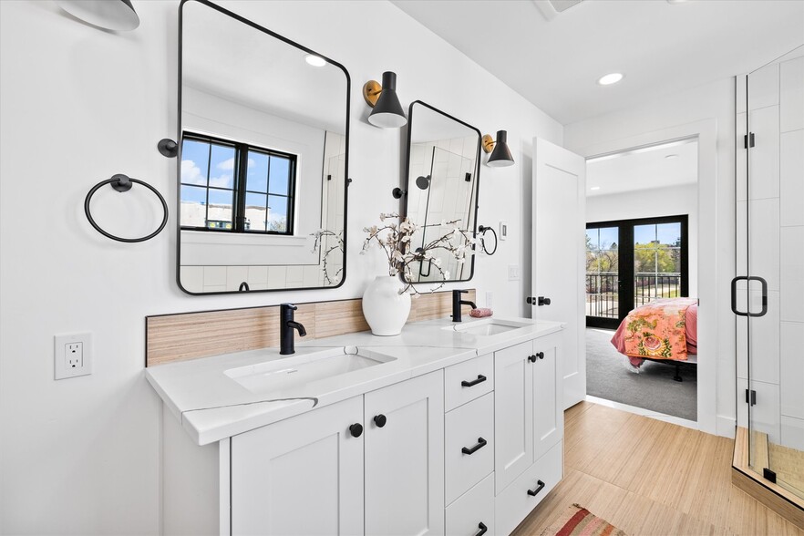 Building Photo - 614 N Avenue H Ave