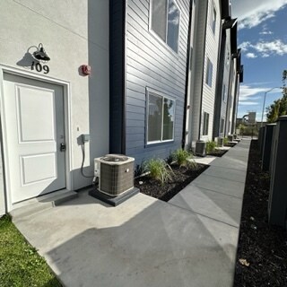 Building Photo - 238 Paramount Ave