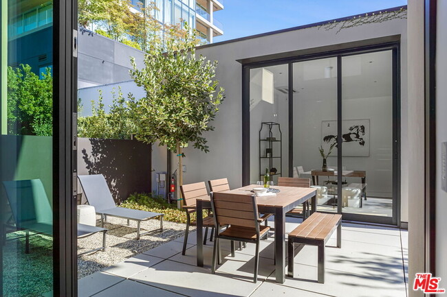 Building Photo - 8890 Rosewood Ave