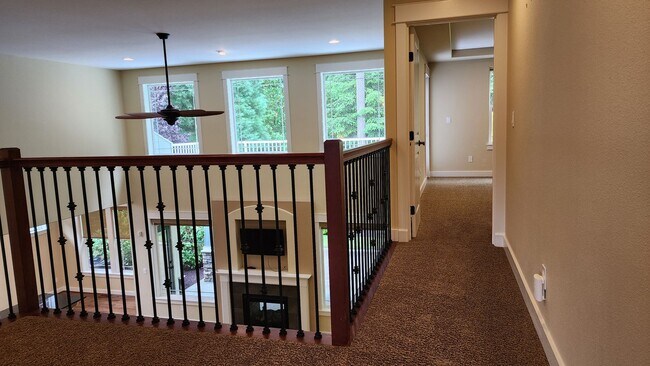 Building Photo - Beautiful Campus Glen 4-Bedroom!