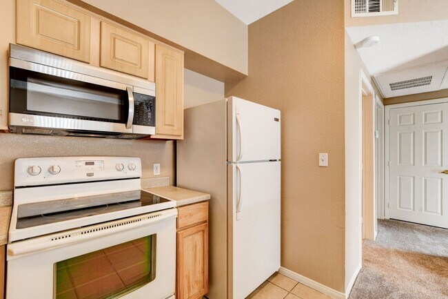 Building Photo - LOCATION! LOCATION! LOCATION! Move-in read...