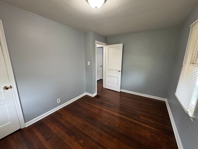 Building Photo - 2342 E Legrande Ave