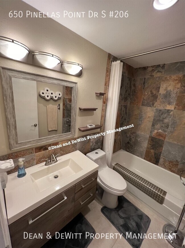 Building Photo - 650 Pinellas Point Dr S