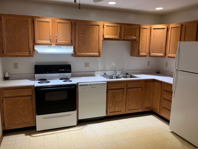 Building Photo - Charming 2-Bedroom Ranch in Peaceful Piqua Neighborhood!